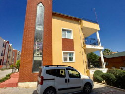 Denize 50 mt Havuzlu Sitede Kiralık Villa