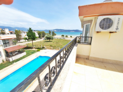 Akbükte Satılık Deniz Manzaralı Havuzlu Sitede Villa