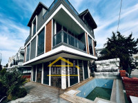 Didim Efeler'de Köşe Başı Satılık Müstakil Havuzlu Villa 5+1